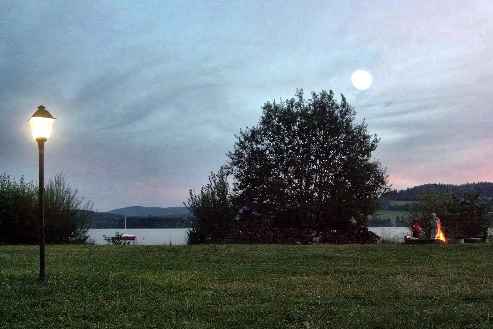 Večer u vody — měsíc nad Lipnem a oheň na břehu